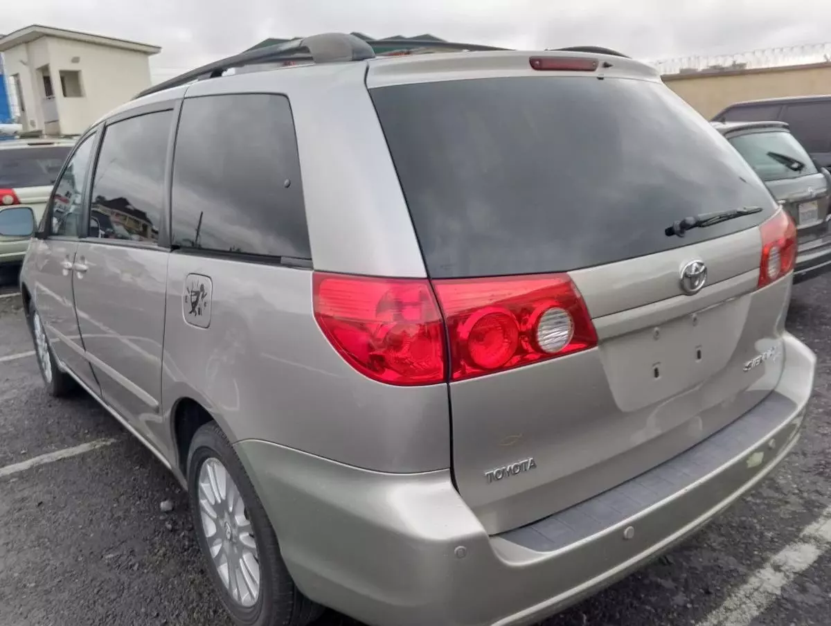 Toyota Sienna   - 2008