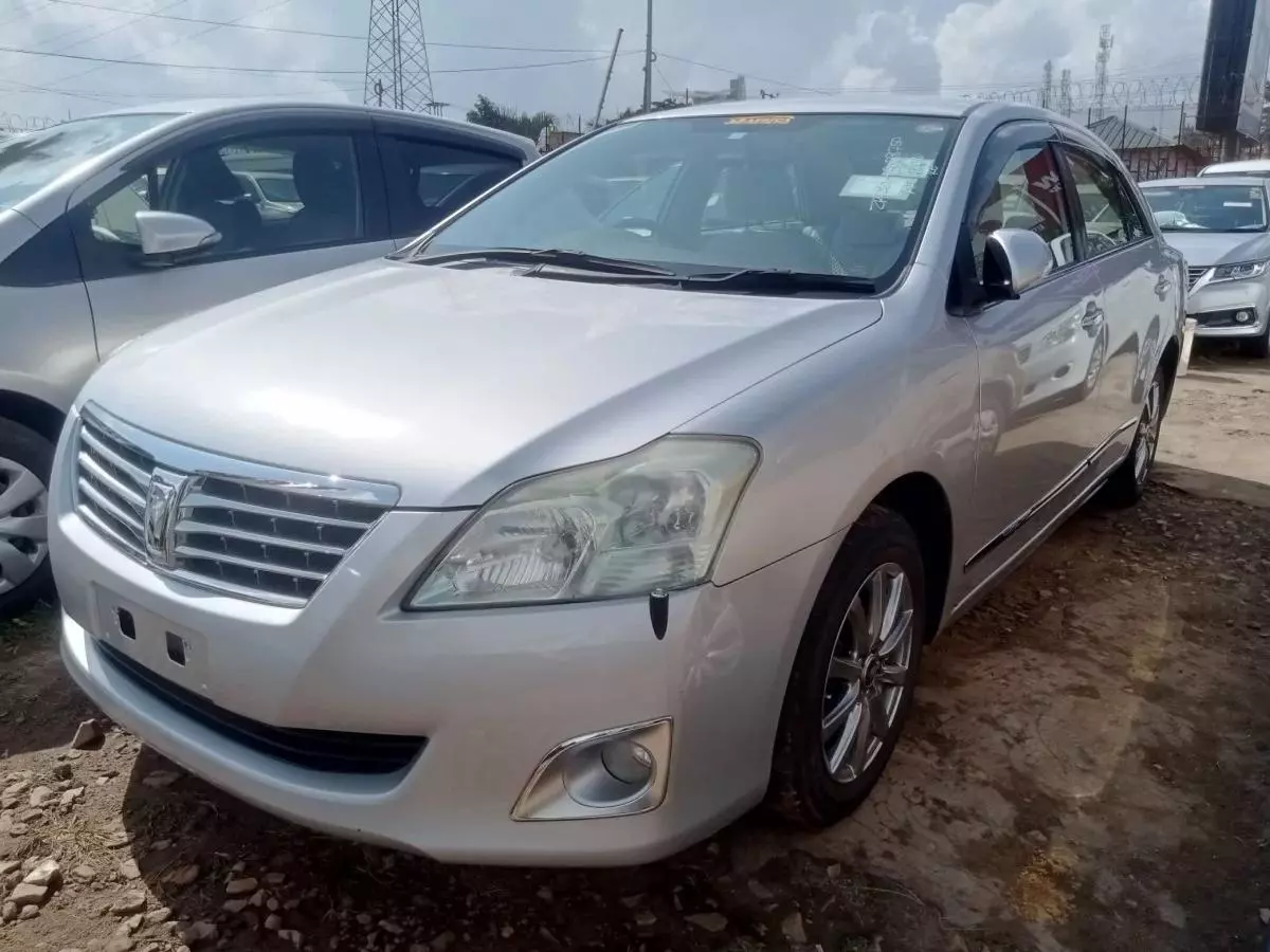 Toyota Premio    - 2012