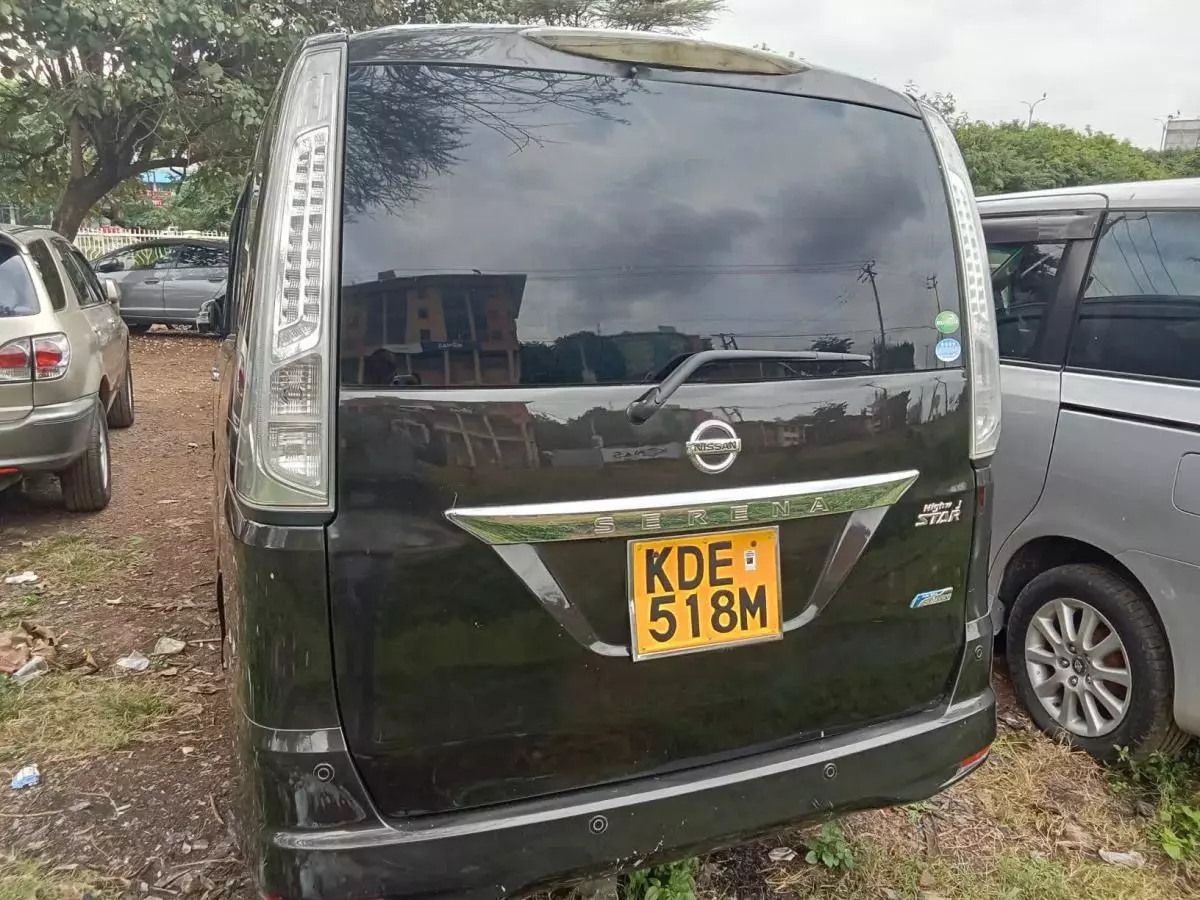 Nissan Serena   - 2013