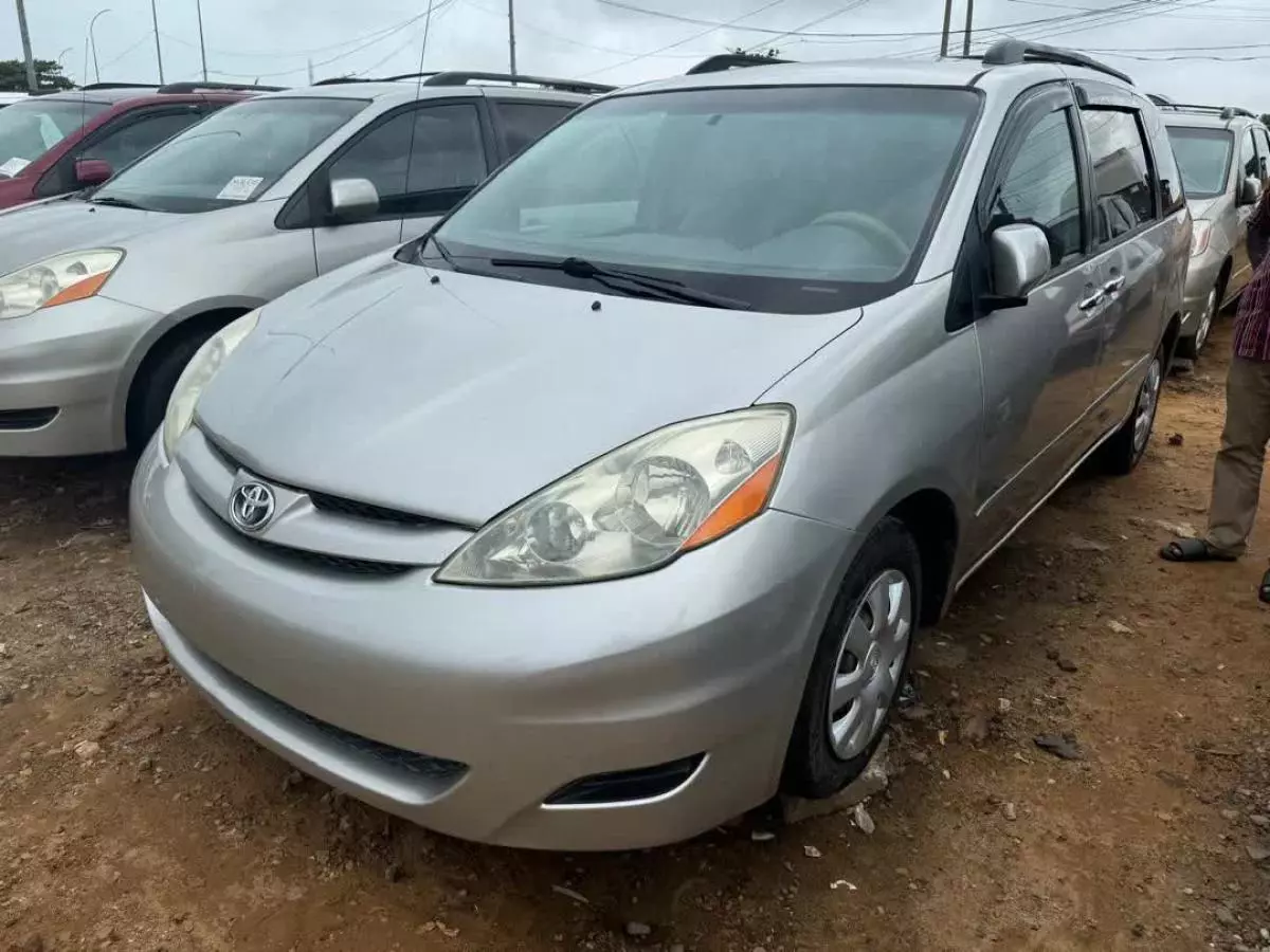 Toyota Sienna   - 2006