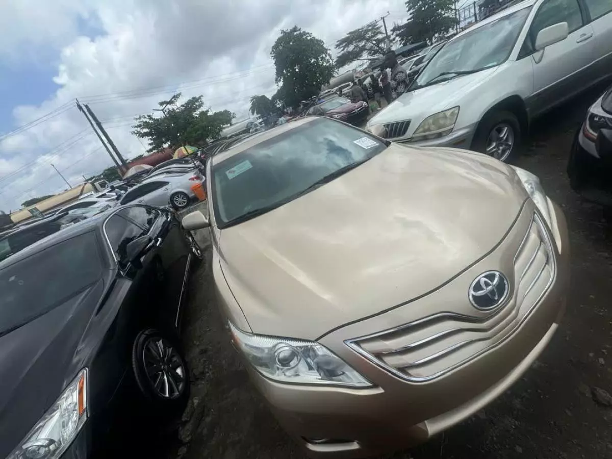 Toyota Camry   - 2010