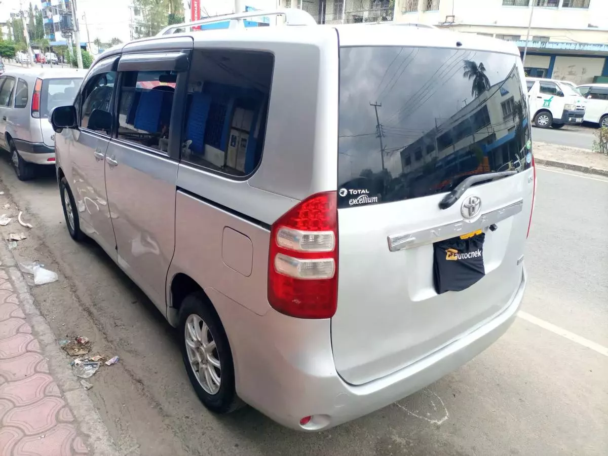 Toyota Noah - 2012