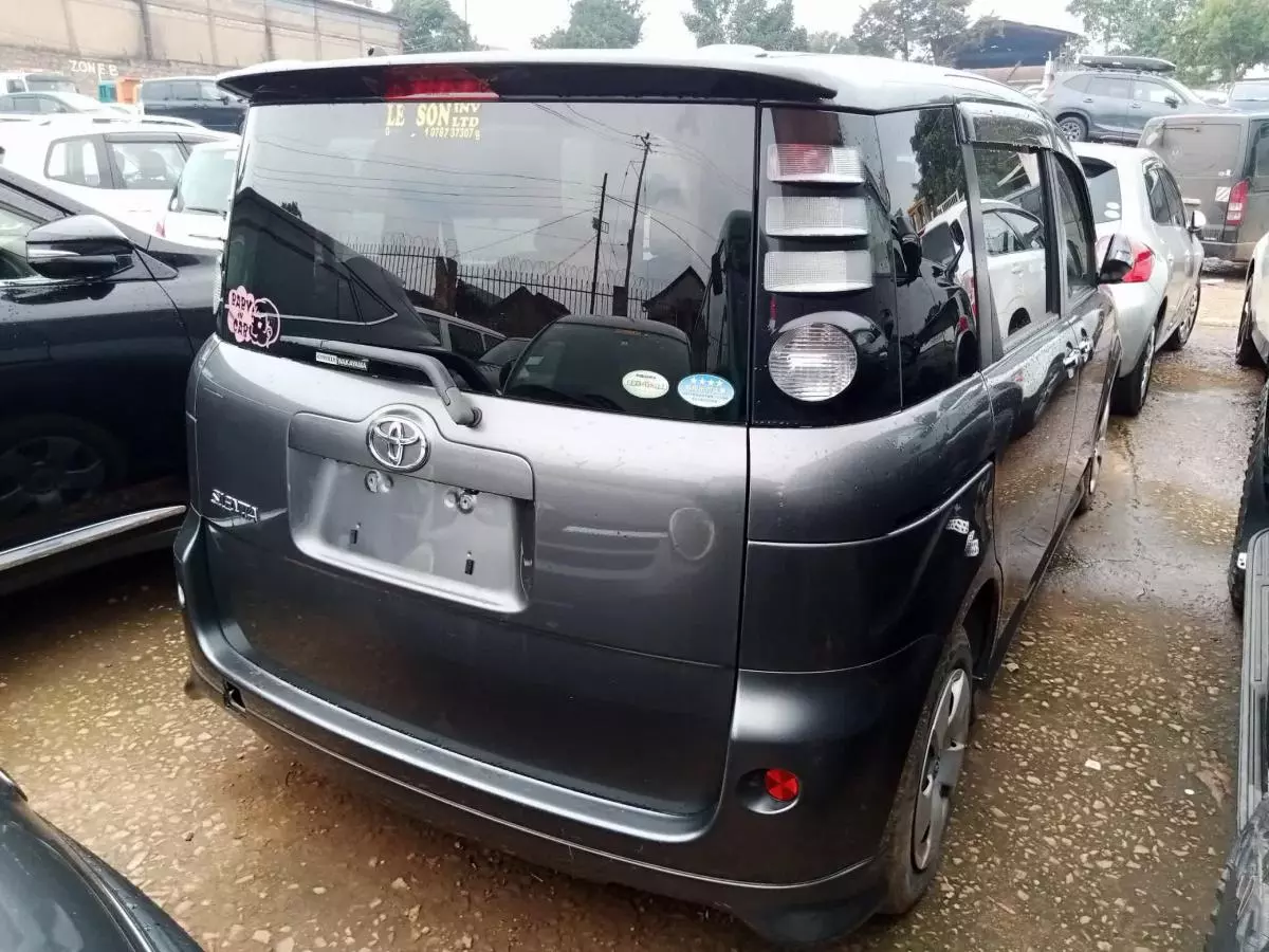 Toyota Sienta   - 2009