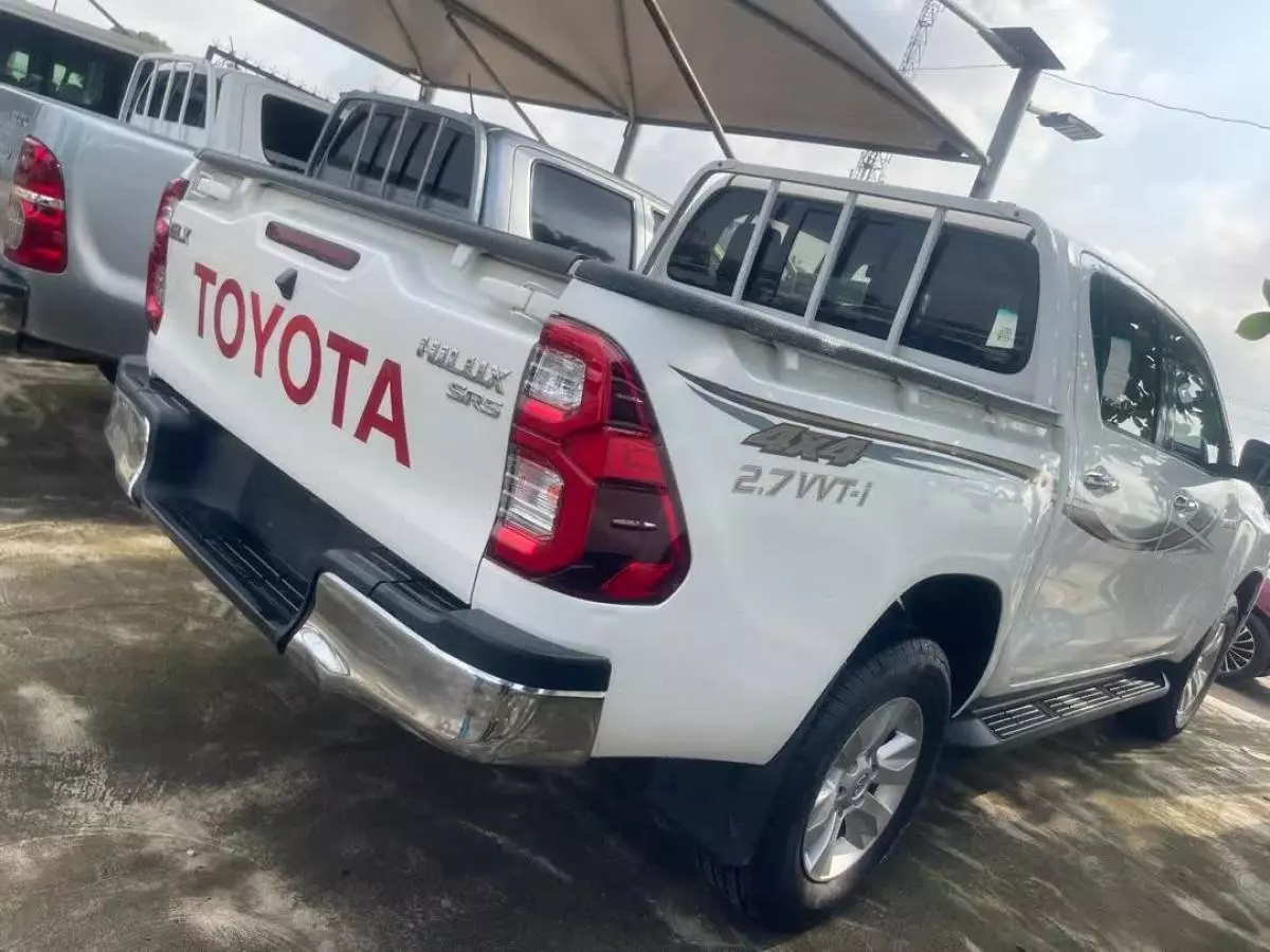 Toyota Hilux    - 2017