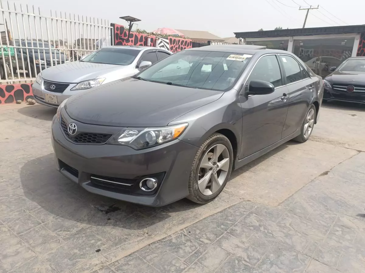 Toyota Camry   - 2014