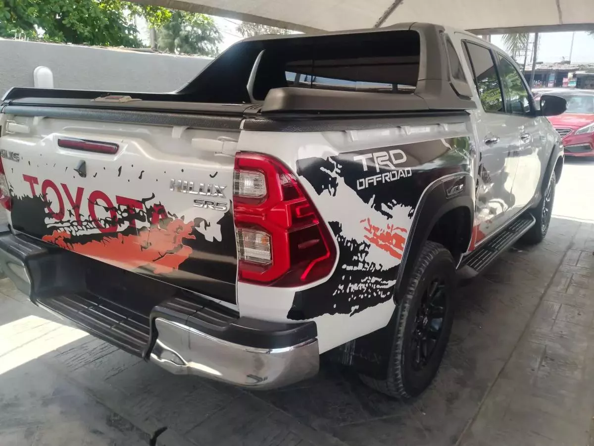 Toyota Hilux   - 2016