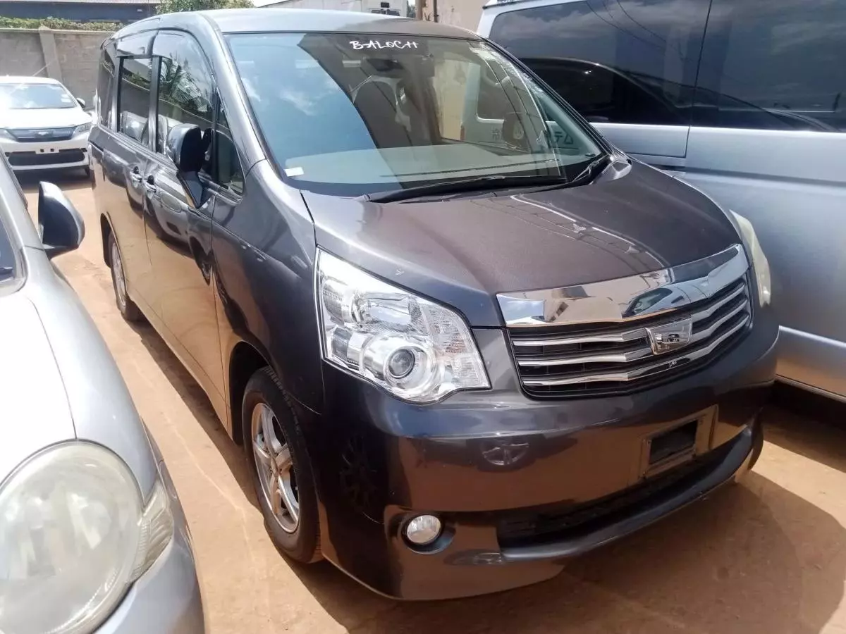 Toyota Noah   - 2011