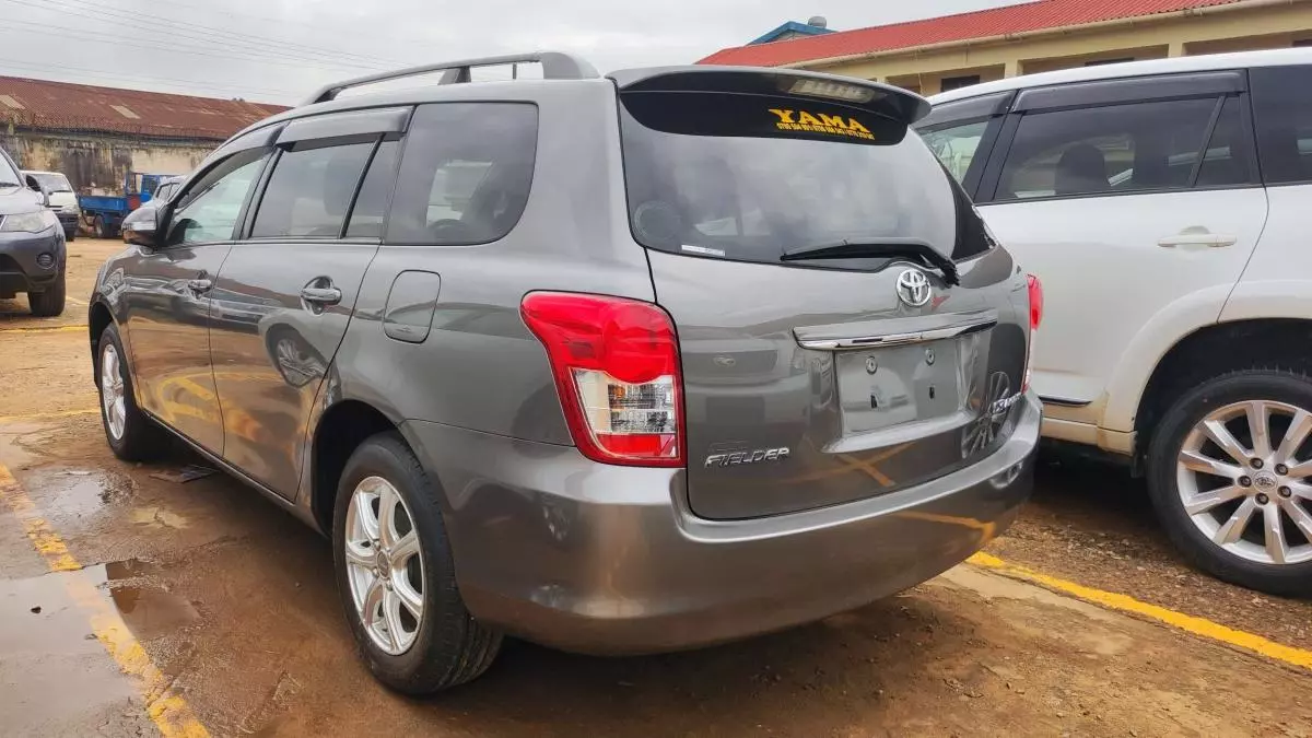 Toyota Fielder    - 2009