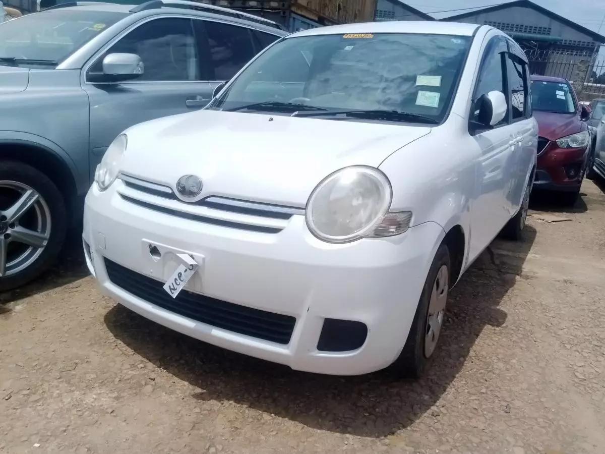 Toyota Sienta   - 2009