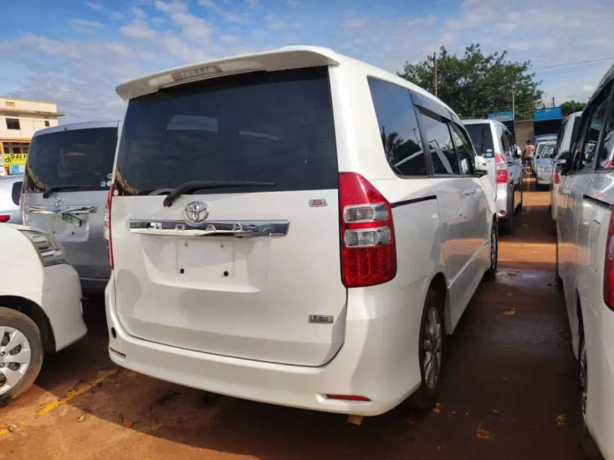 Toyota Noah - 2009
