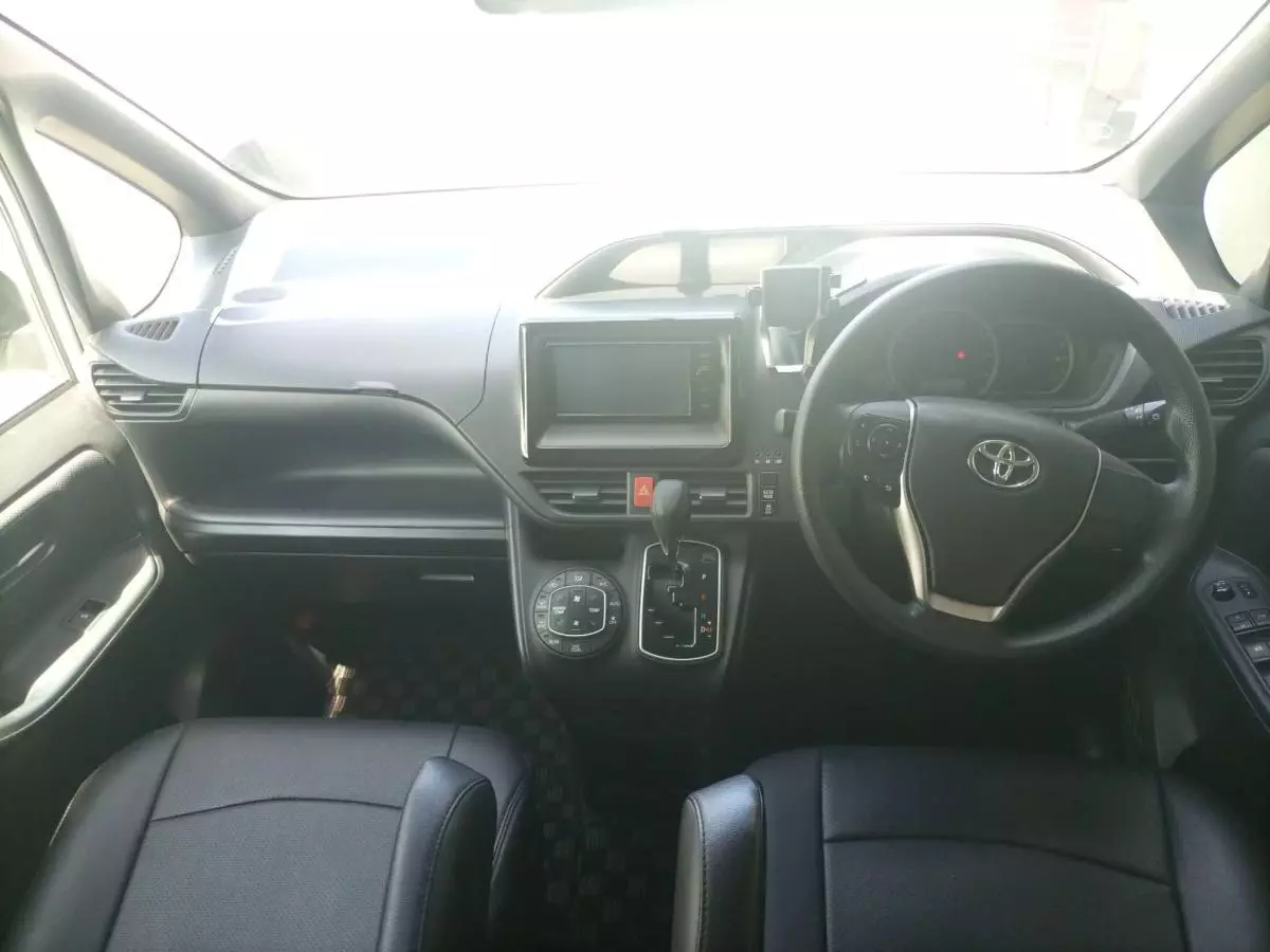Toyota Voxy  - 2016
