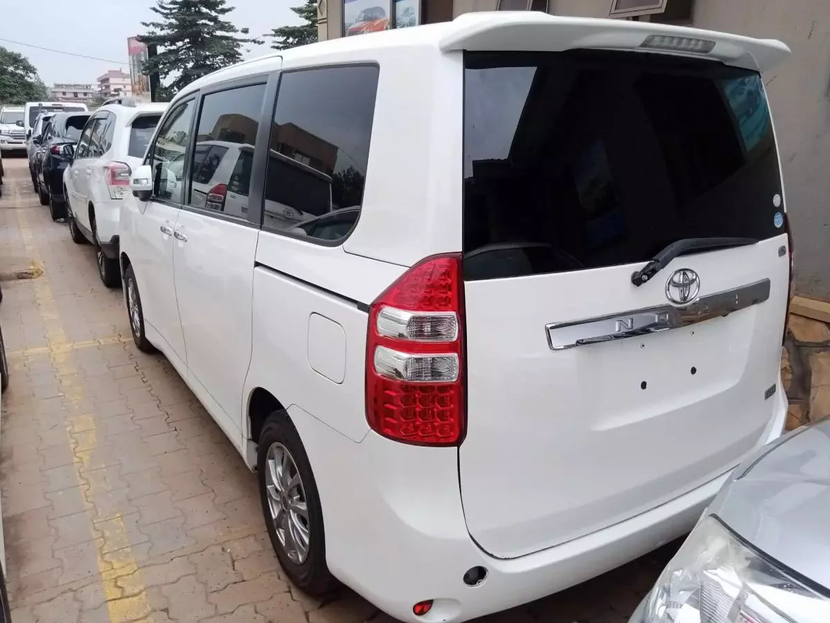 Toyota Noah   - 2011