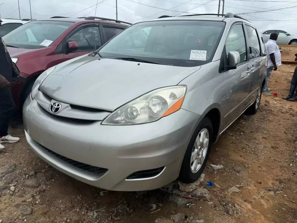 Toyota Sienna   - 2006