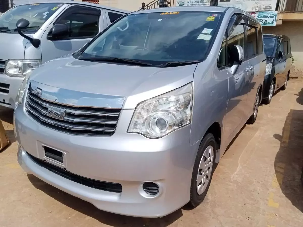 Toyota Noah   - 2012