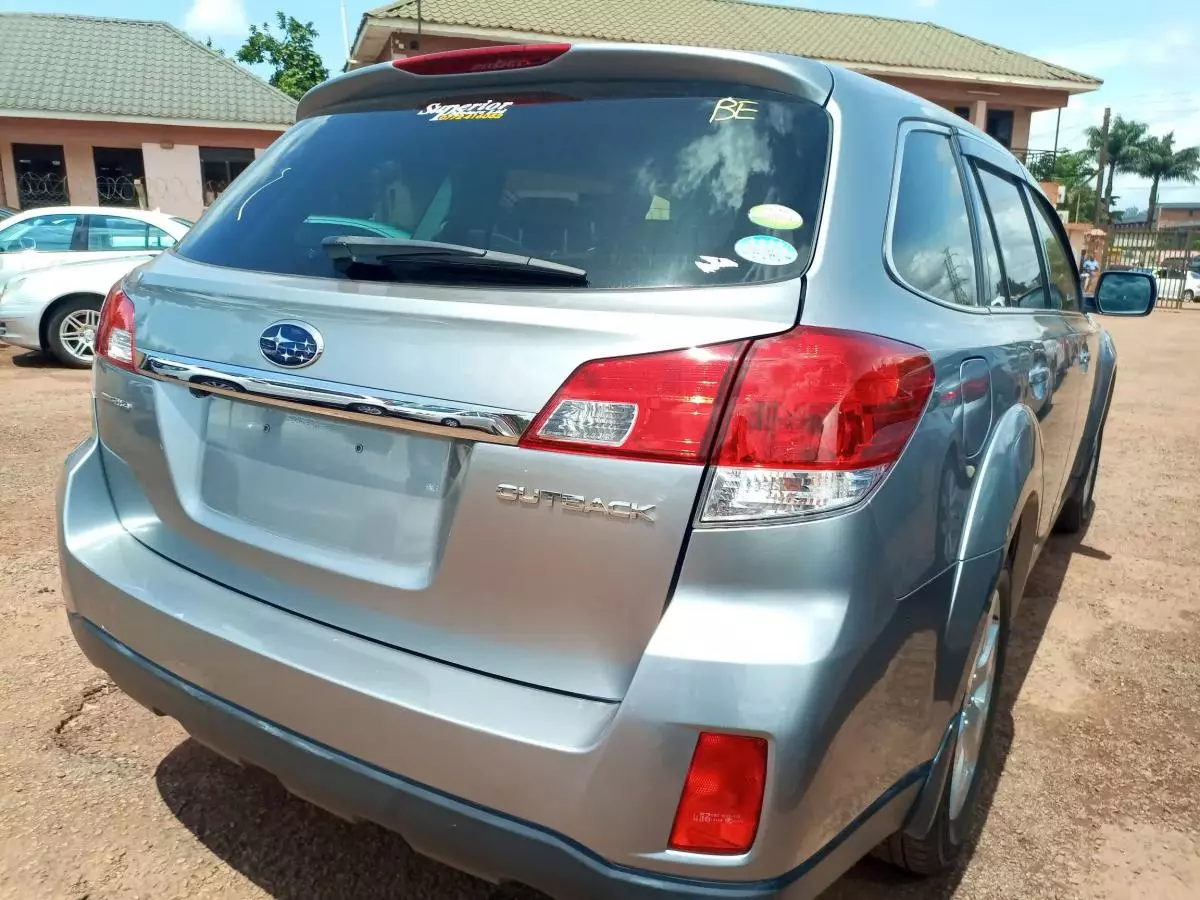 Subaru Outback   - 2011
