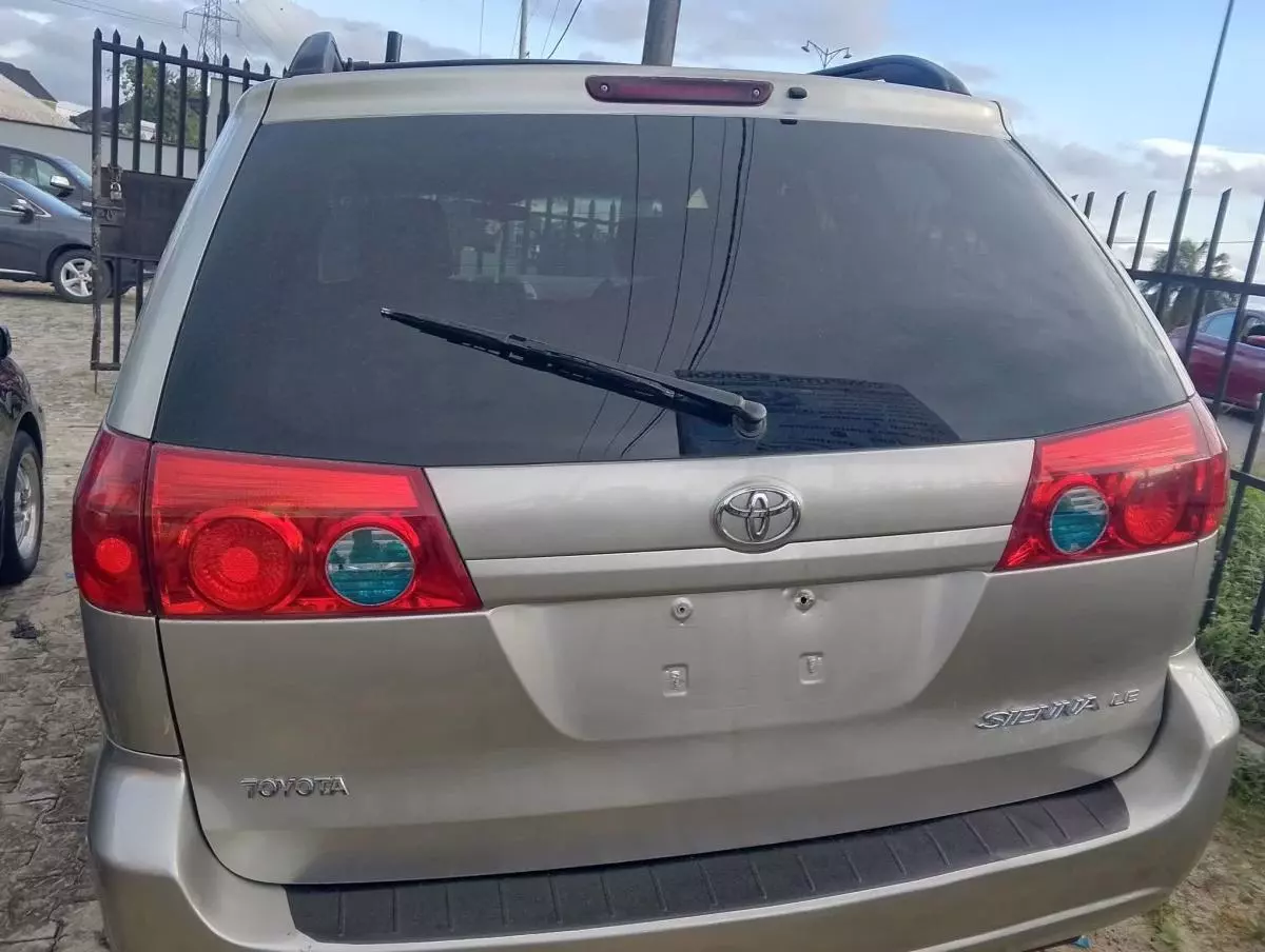 Toyota Sienna   - 2006