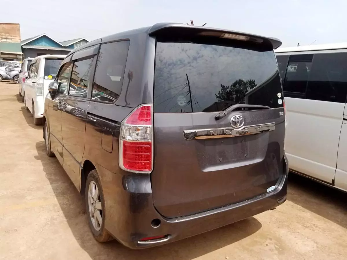 Toyota Noah   - 2009