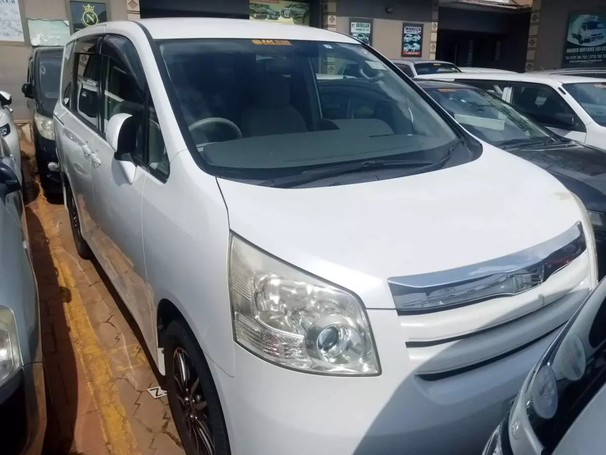 Toyota Noah   - 2010