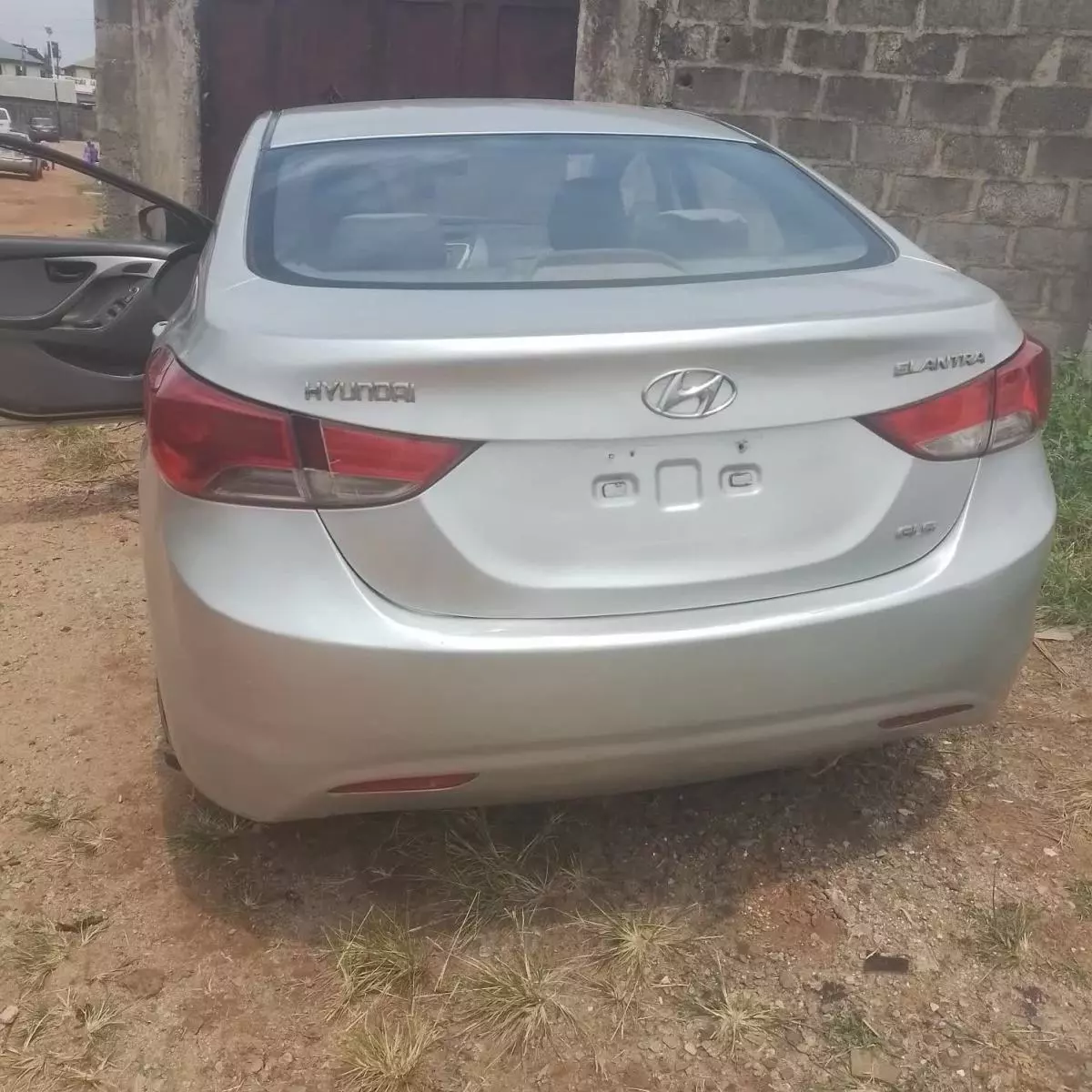 Hyundai Elantra   - 2012