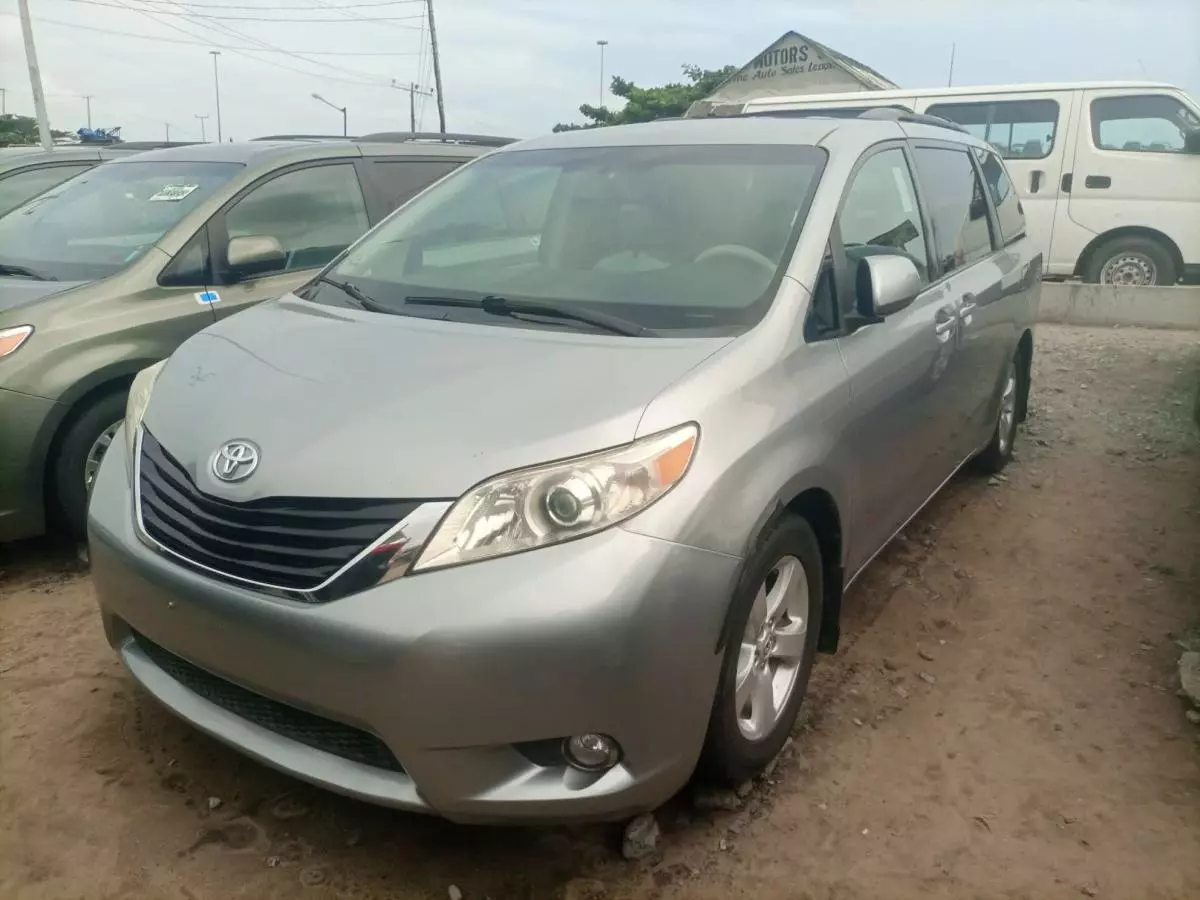 Toyota Sienna   - 2011