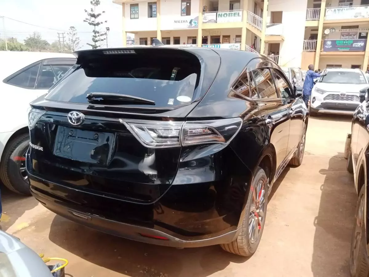 Toyota Harrier   - 2016