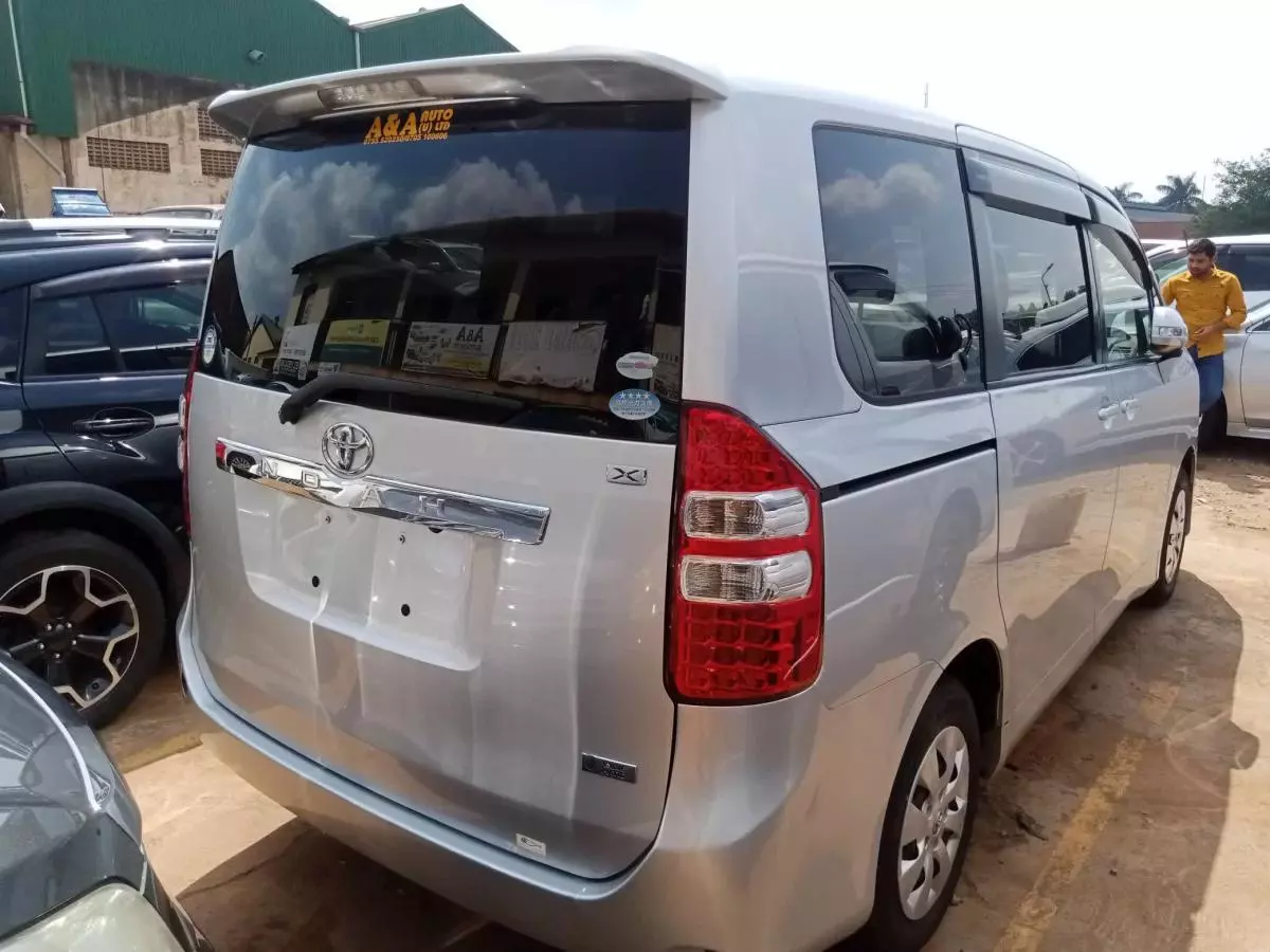 Toyota Noah   - 2012