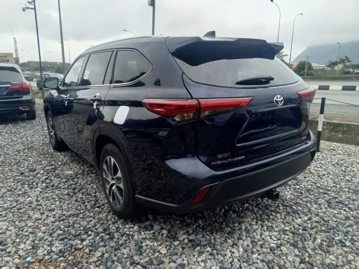 Toyota Highlander   - 2021