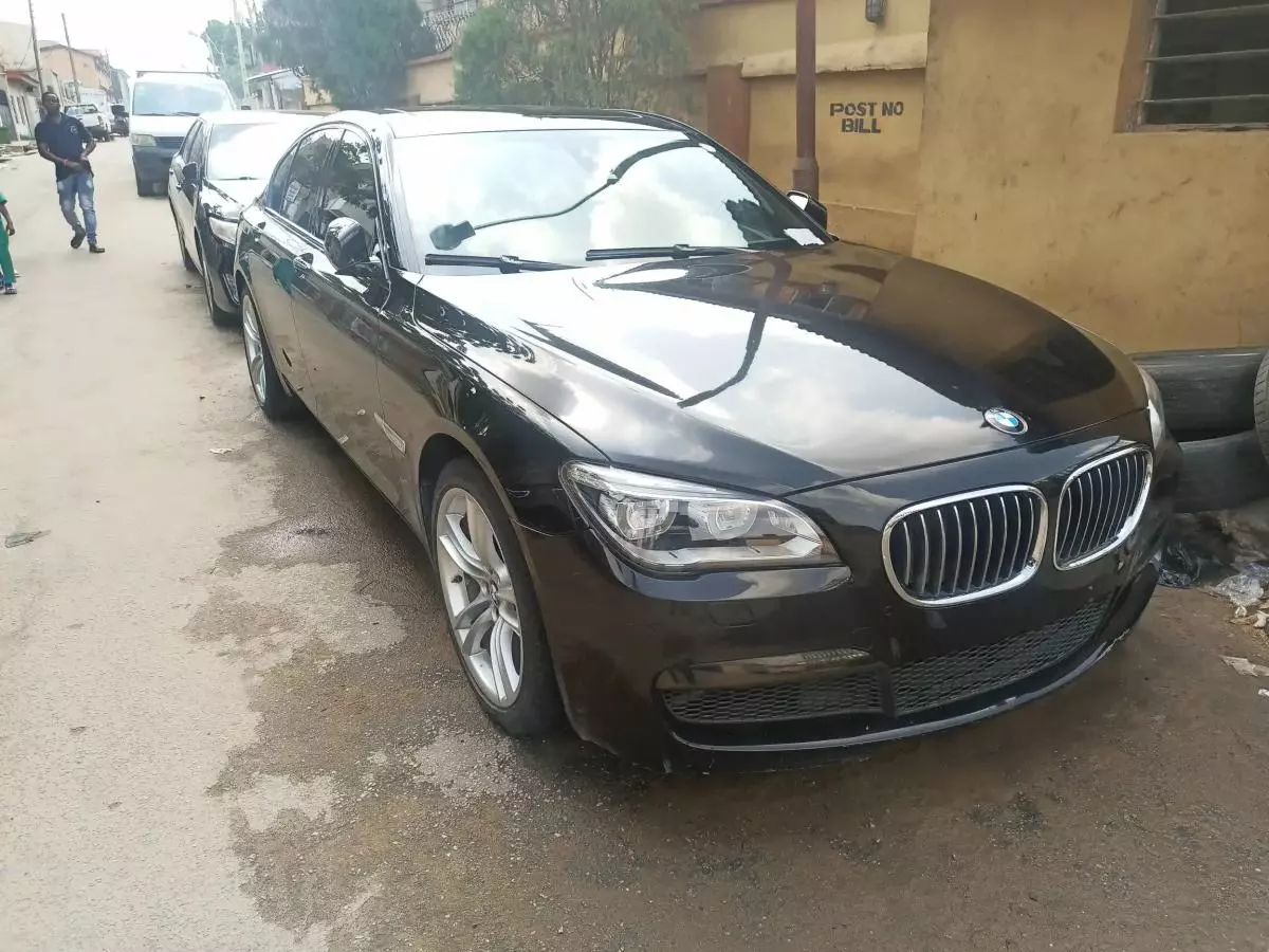 BMW 740   - 2015