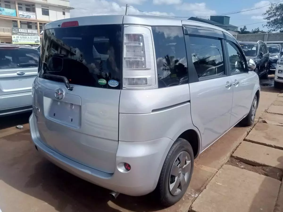 Toyota Sienta   - 2013