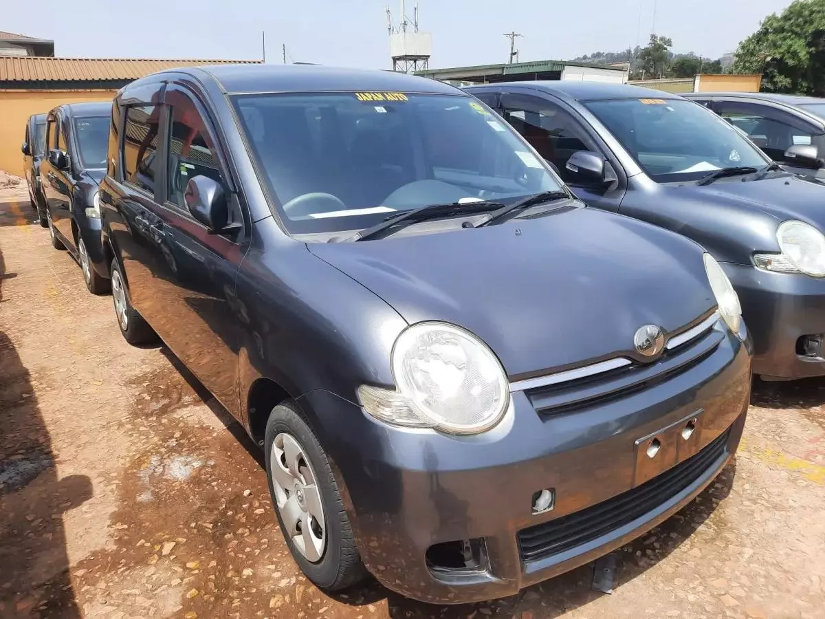 Toyota Sienta - 2009