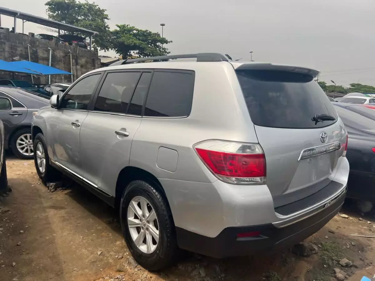 Toyota Highlander   - 2011