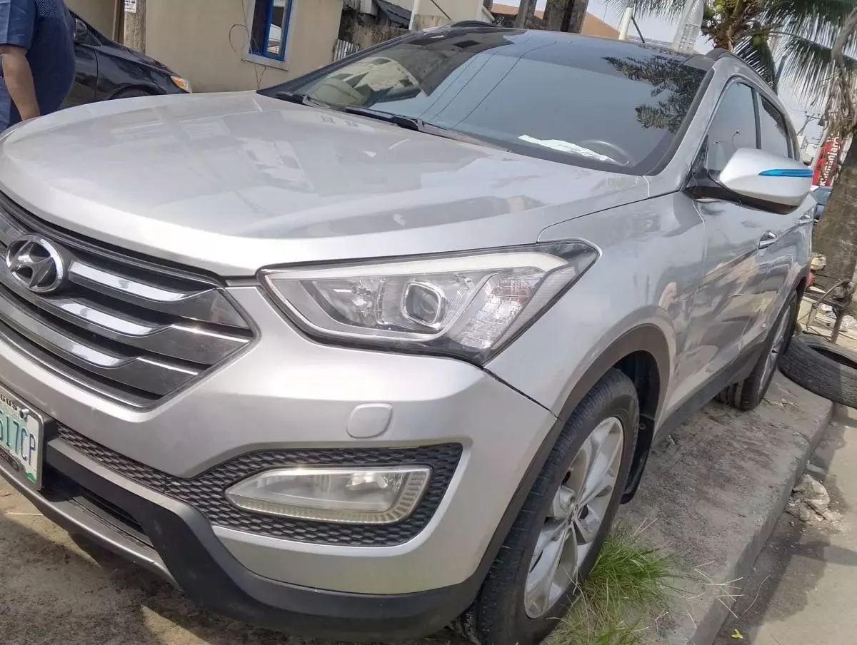 Hyundai Santa Fe   - 2013