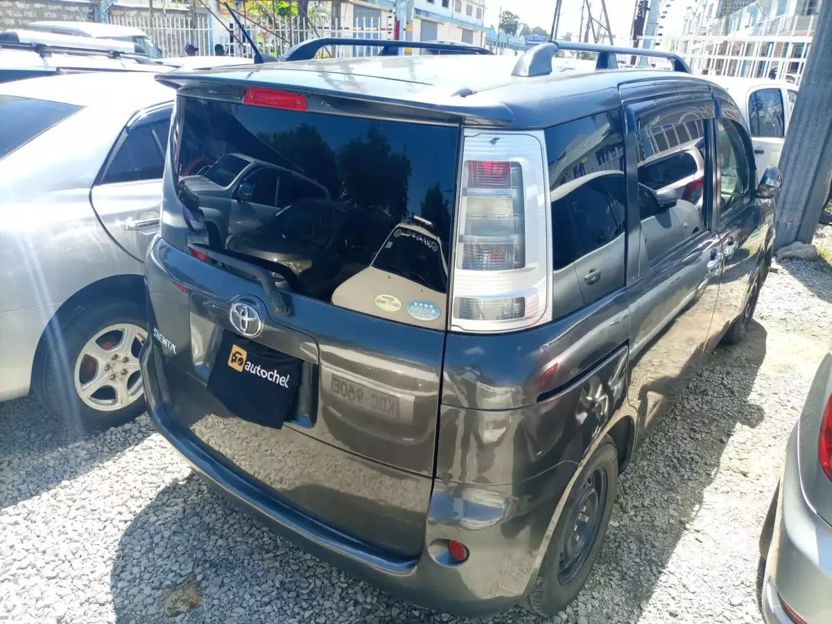 Toyota Sienta - 2012