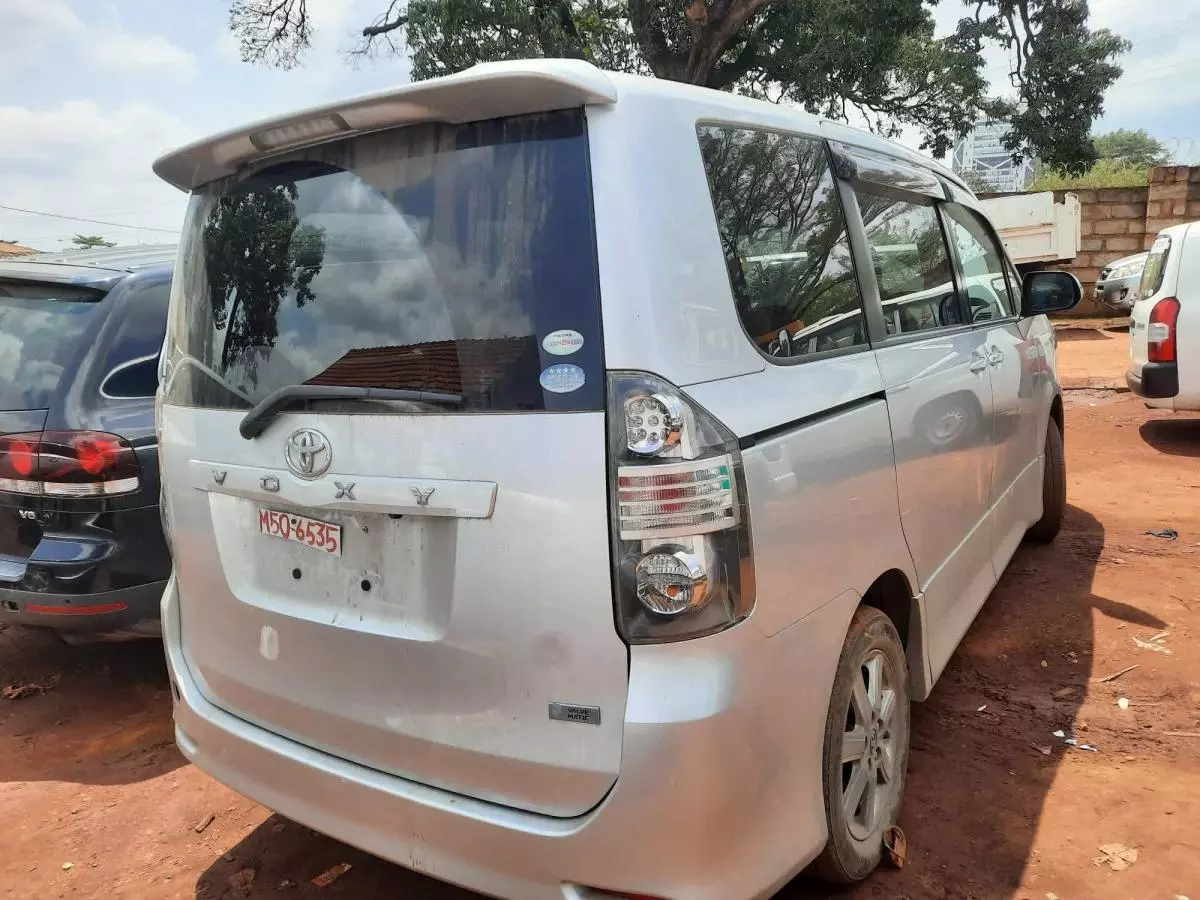 Toyota Voxy    - 2009