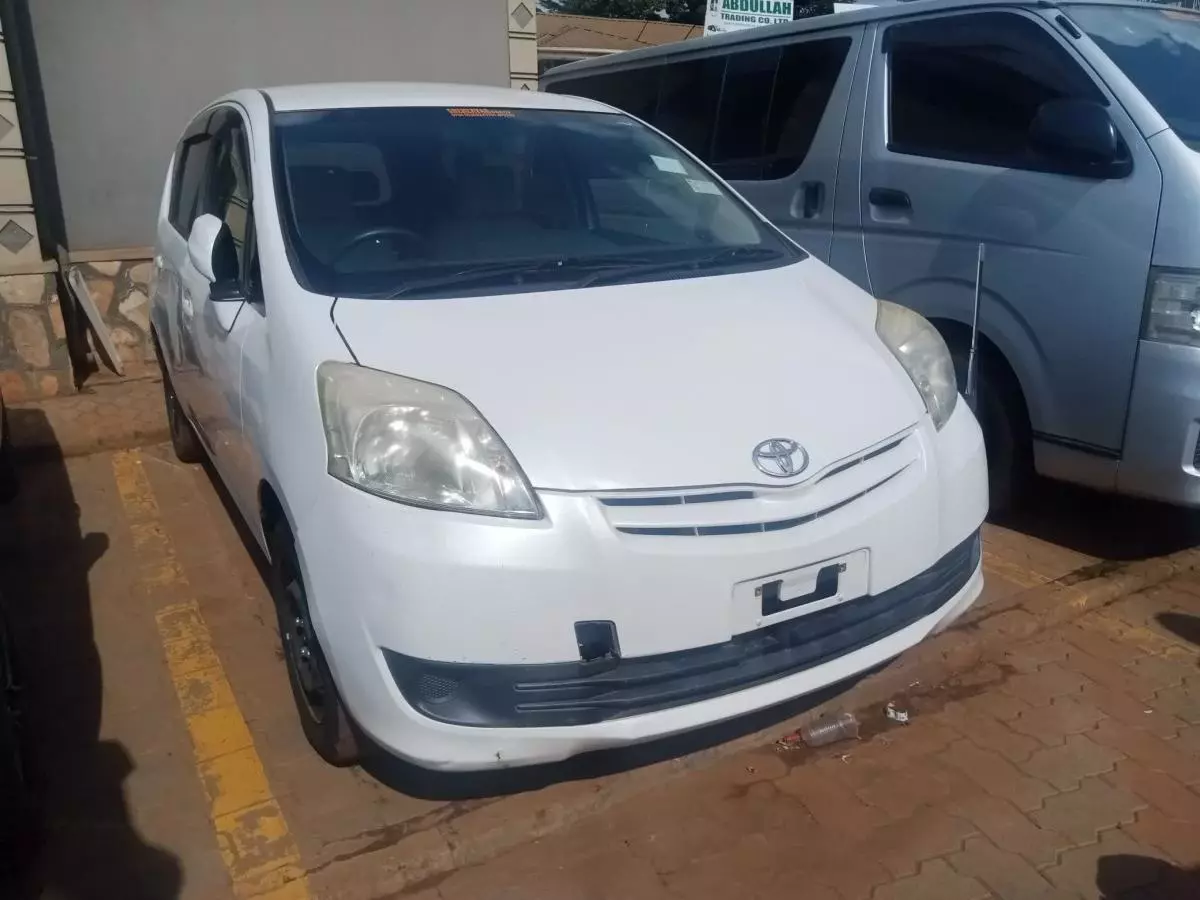 Toyota Passo Sette   - 2010