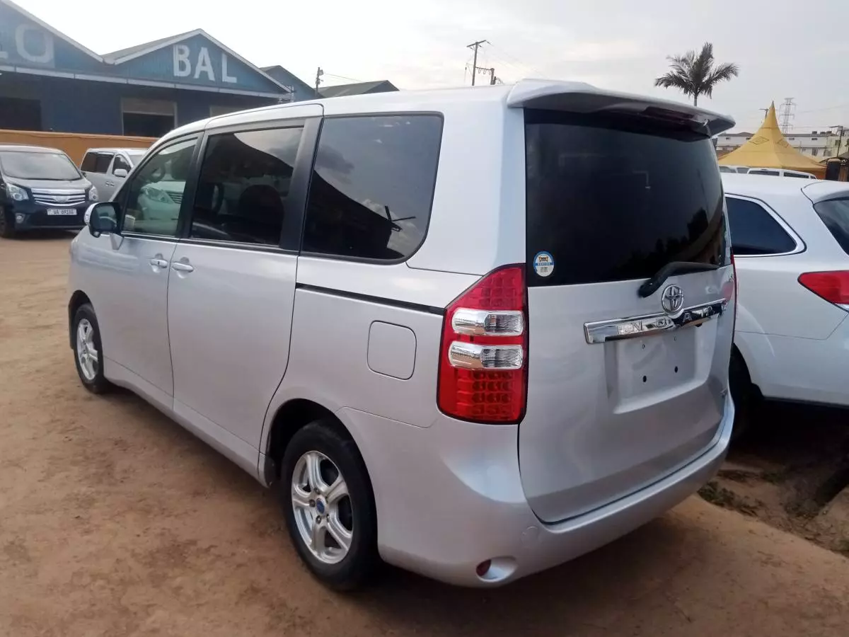 Toyota Noah   - 2011