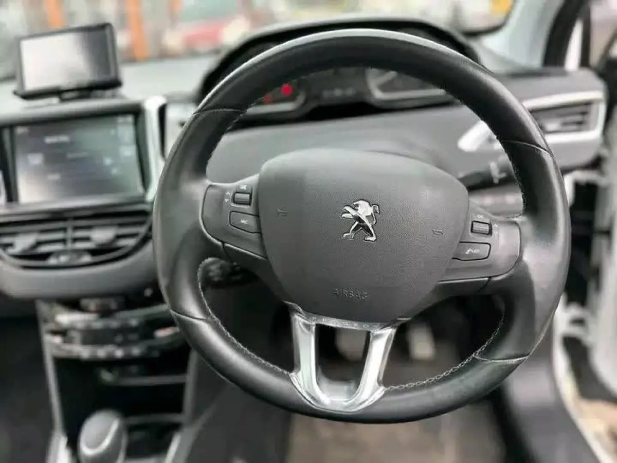 Peugeot 208 - 2016