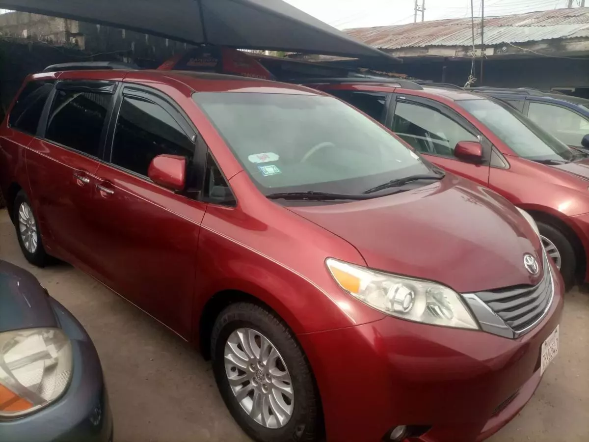 Toyota Sienna   - 2011