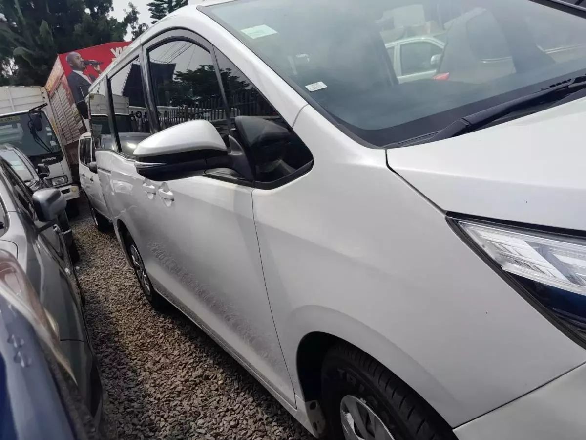 Toyota Noah - 2015
