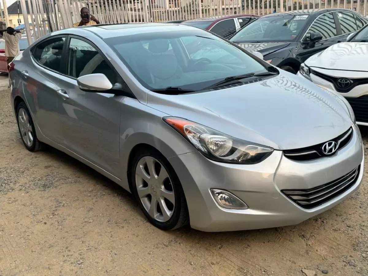 Hyundai Elantra   - 2011