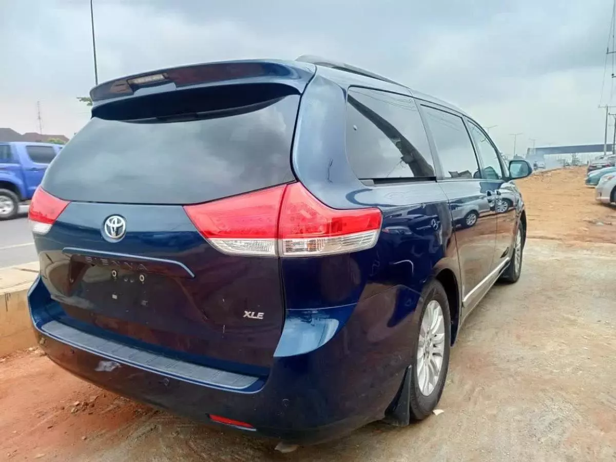 Toyota Sienna   - 2011