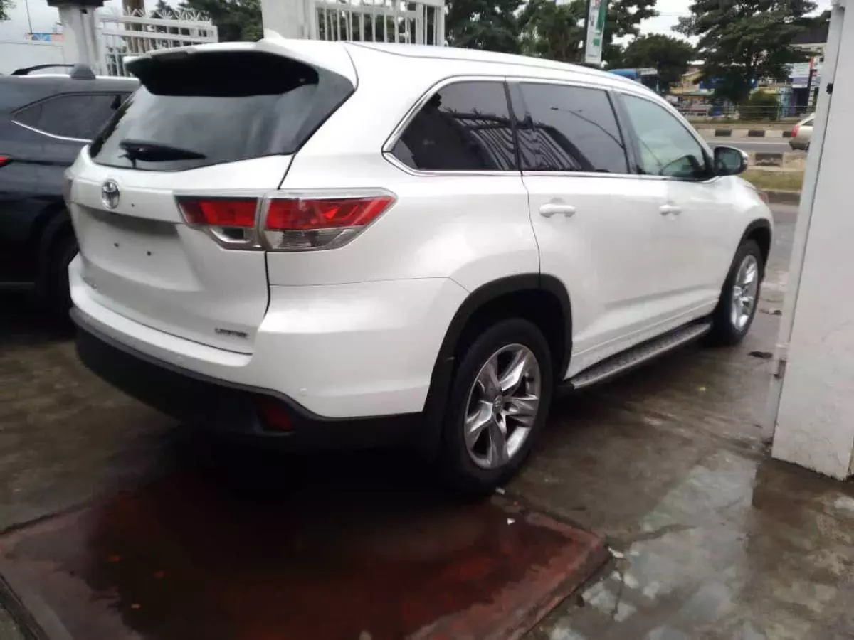 Toyota Highlander   - 2016