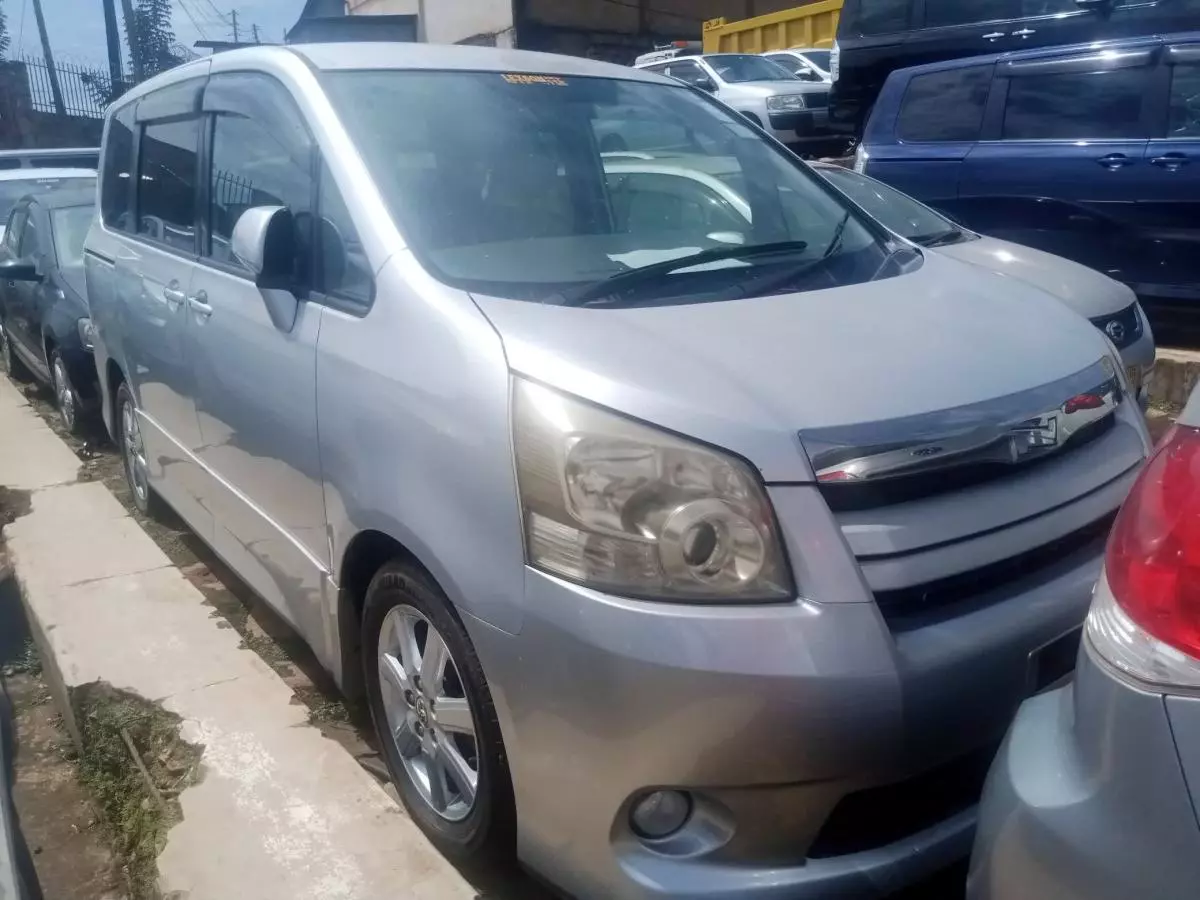 Toyota Noah   - 2011