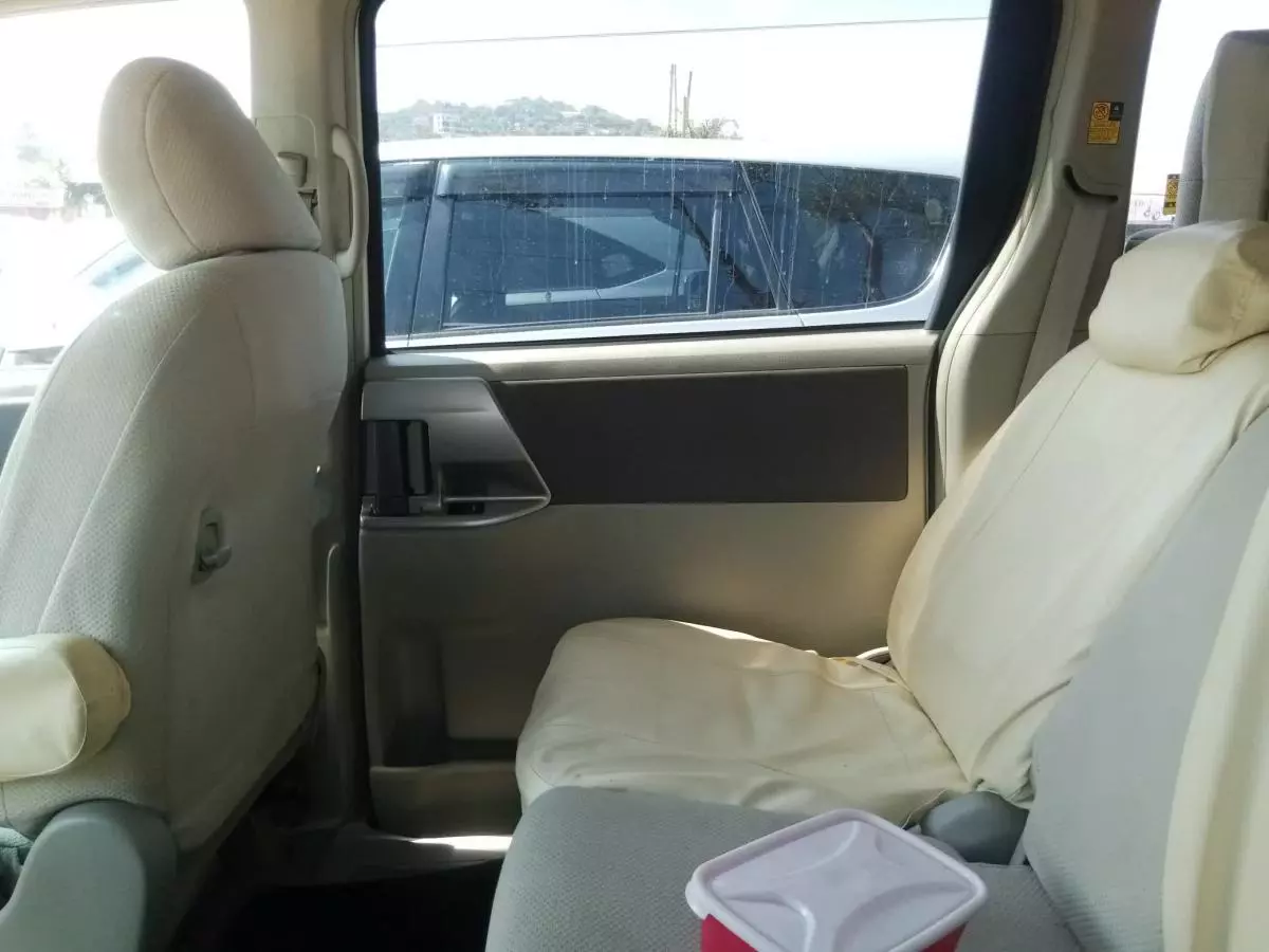 Toyota Noah   - 2009