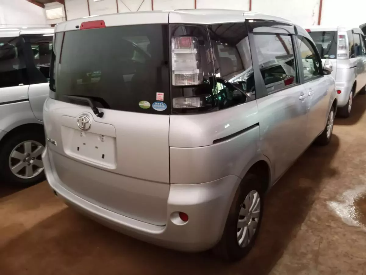 Toyota Sienta   - 2011