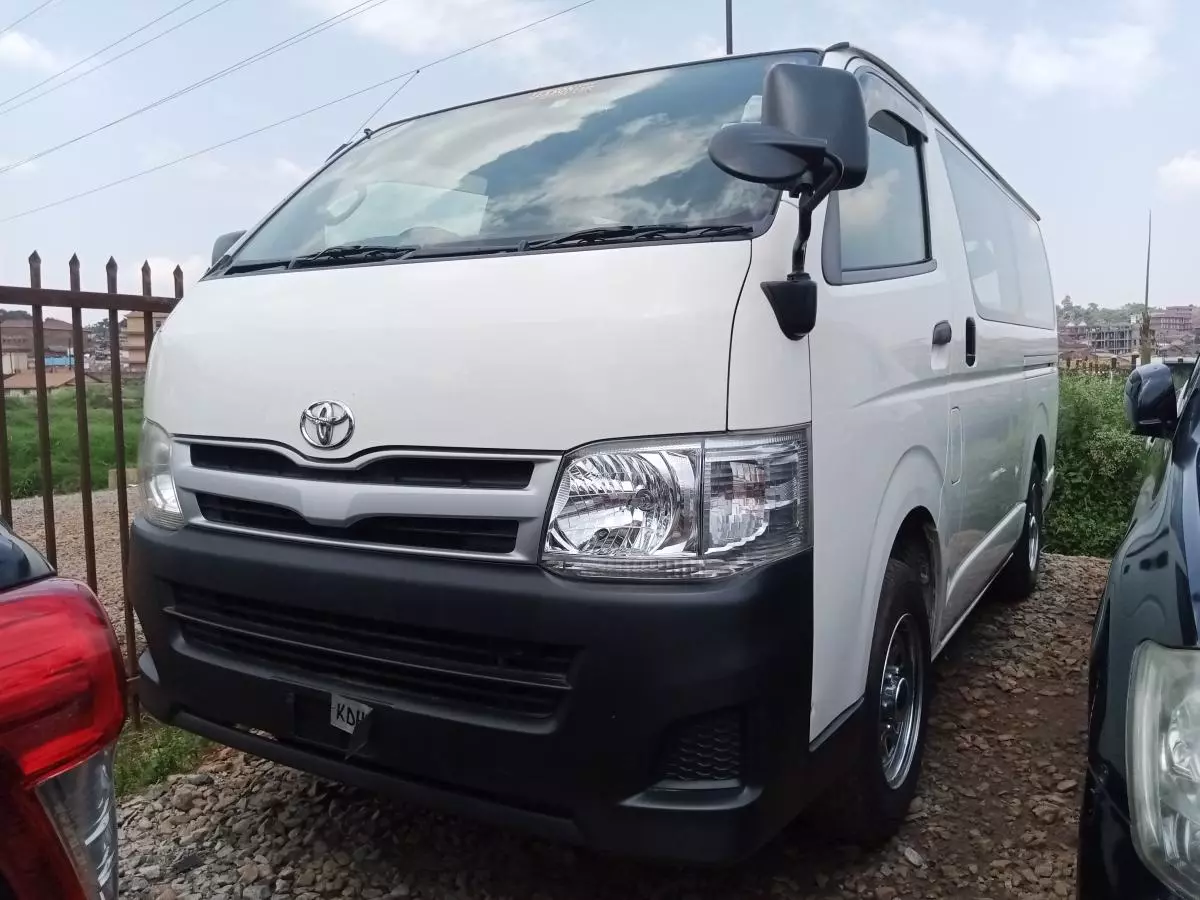 Toyota Hiace   - 2011