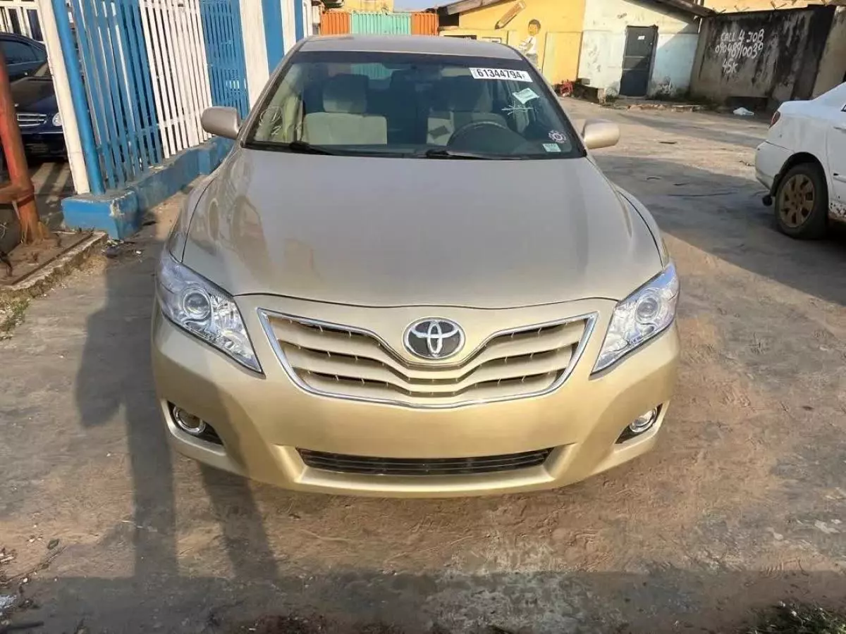 Toyota Camry   - 2011