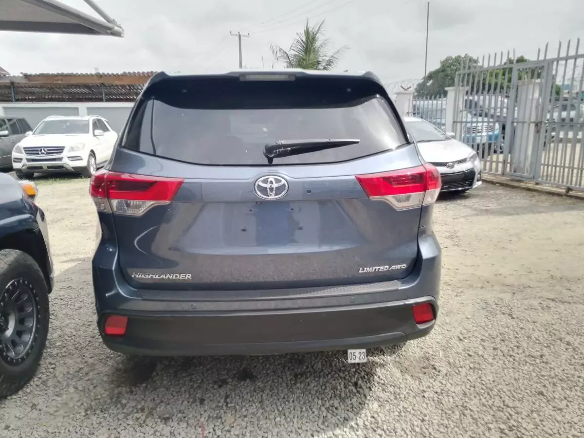 Toyota Highlander   - 2015