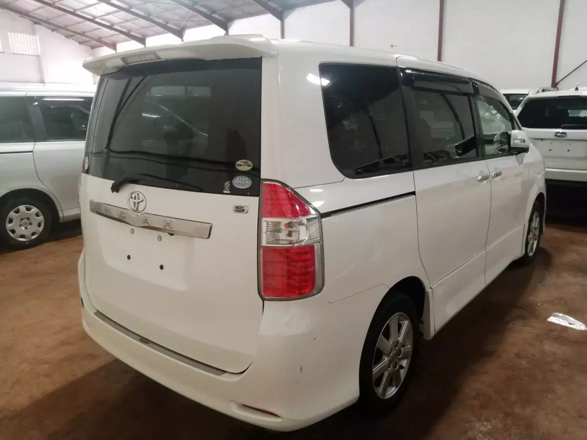 Toyota Noah   - 2009