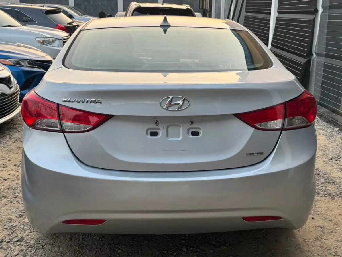 Hyundai Elantra   - 2011